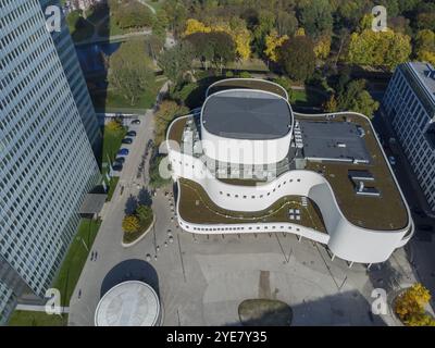 Gustaf-Gruendgens-Platz mit Schauspielhaus, Dreischeibenhaus, Düsseldorf, NRW, Deutschland Stockfoto