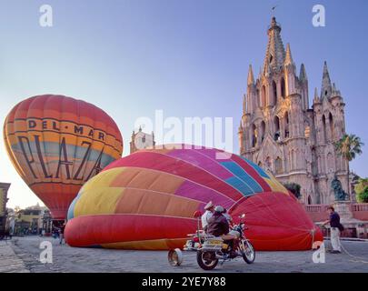 Heißluftballons am Plaza Principal (El Jardin), Parroquia (Parish Churrch), San Miguel de Allende, Mexiko Stockfoto