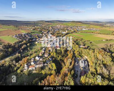 Aus der Vogelperspektive auf die Stadt Tengen, während des 734. Schaetzele Markts, eines der wichtigsten Volksfeste in Südbaden, Markt- und Vergnügungspark Stockfoto
