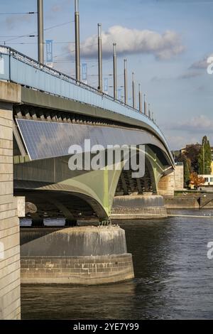 Die Kennedy-Brücke über den Rhein bei Bonn, die längste Brücke mit Solaranlage Deutschlands, sind im Süden über 390 Solarmodule montiert Stockfoto