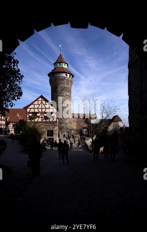 Innenhof der Kaiserburg mit Sinwell Tower und Finanzstadel, Besucher, Touristen, Altstadt, Nürnberg, Franken, Bayern, Deutschland, Euro Stockfoto