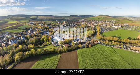 Aus der Vogelperspektive, Panorama der Stadt Tengen, während des 734. Schaetzele Markts, eines der wichtigsten Volksfeste Südbades, Markt und A Stockfoto