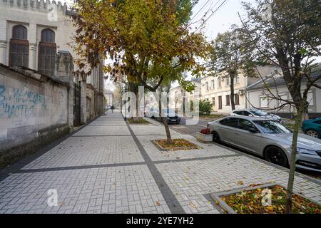 Chisinau, Moldawien. Oktober 2024. Blick auf eine Straße im Stadtzentrum im Herbst Stockfoto