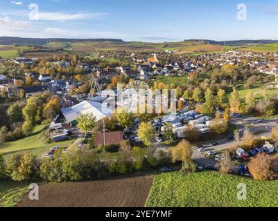 Aus der Vogelperspektive auf die Stadt Tengen, während des 734. Schaetzele Markts, eines der wichtigsten Volksfeste in Südbaden, Markt- und Vergnügungspark Stockfoto