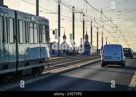 Der Verkehr auf der Kennedy-Brücke, Mitte der drei Rheinbrücken in Bonn, verbindet das Zentrum von Bonn mit dem Bezirk Beuel, Bundesstraße B56, Ampel Stockfoto