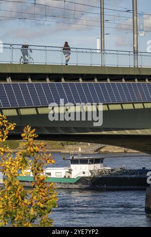 Die Kennedy-Brücke über den Rhein bei Bonn, die längste Brücke mit Solaranlage Deutschlands, sind im Süden über 390 Solarmodule montiert Stockfoto