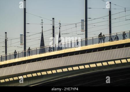 Die Kennedy-Brücke über den Rhein bei Bonn, die längste Brücke mit Solaranlage Deutschlands, sind im Süden über 390 Solarmodule montiert Stockfoto