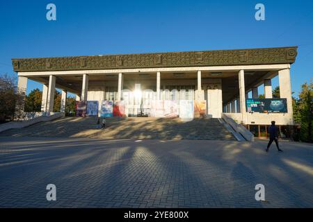 Chisinau, Moldawien. Oktober 2024. Außenansicht der Nationaloper Maria Biesu und des Balletttheaters im Stadtzentrum Stockfoto