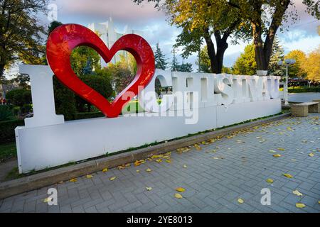 Chisinau, Moldawien. Oktober 2024. Das Schild Ich liebe Chisinau auf einem Platz im Stadtzentrum Stockfoto