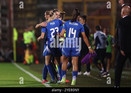 Julie Piga (Italien)Martina Lenzini (Italien) während des Spiels der UEFA-Europameisterschaft 2025 der Frauen 1-1 Spanien Frauen im Romeo Menti Stadion am 29. Oktober 2024 in Vicenza, Italien. Quelle: Maurizio Borsari/AFLO/Alamy Live News Stockfoto