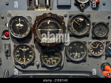 Armaturenbrett mit Drehscheiben im Cockpit eines historischen Flugzeugs Stockfoto