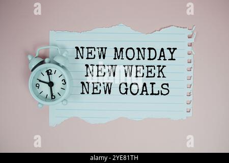 Neuer Montag neue Woche neue Ziele Text Motivation und Inspiration Zitat mit Wecker auf rosa Hintergrund Stockfoto