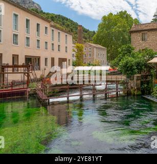 Eindruck von Fontaine-de-Vaucluse, einer Gemeinde in der Nähe einer gleichnamigen Quelle im südöstlichen französischen Departement Vaucluse Stockfoto