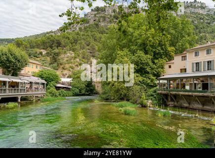 Eindruck von Fontaine-de-Vaucluse, einer Gemeinde in der Nähe einer gleichnamigen Quelle im südöstlichen französischen Departement Vaucluse Stockfoto