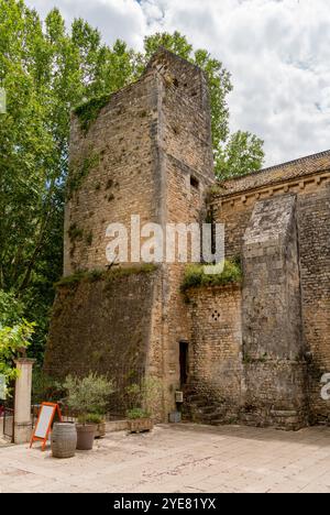 Historische Kirche mit Kirchturm in Fontaine-de-Vaucluse, einer Gemeinde in der Nähe einer gleichnamigen Quelle im südöstlichen französischen Departement Vaucluse Stockfoto