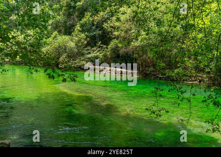 Landschaft rund um die Fontaine-de-Vaucluse, eine Gemeinde in der Nähe einer gleichnamigen Quelle im südöstlichen französischen Departement Vaucluse Stockfoto