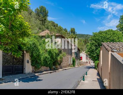 Landschaft rund um Fontaine-de-Vaucluse, eine Gemeinde in der Nähe einer gleichnamigen Quelle im südöstlichen französischen Departement Vaucluse Stockfoto