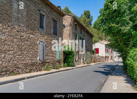 Landschaft rund um Fontaine-de-Vaucluse, eine Gemeinde in der Nähe einer gleichnamigen Quelle im südöstlichen französischen Departement Vaucluse Stockfoto