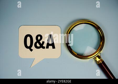 Fragen und Antworten (Frage und Antwort)-Text auf Sprachblase mit Wecker Draufsicht auf blauem Hintergrund Stockfoto