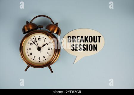 Text für Breakout-Sitzung auf Sprechblase mit Wecker Draufsicht auf blauem Hintergrund Stockfoto