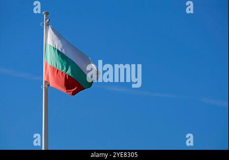 Die Nationalflagge Bulgariens im Wind vor blauem Himmel Stockfoto