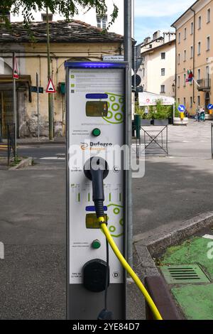 Eine elektrische Ladesäule auf der Piazza della Repubblica, einem der Hauptplätze der Alpenstadt, im Sommer Aosta, Aosta, Italien Stockfoto