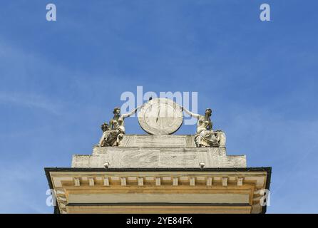 Antike Sonnenuhr mit weiblichen Statuen an den Seiten auf dem Dach des Hotels de Ville (1839), Rathaus der Alpenstadt, Aosta, Aostatal, Italien Stockfoto