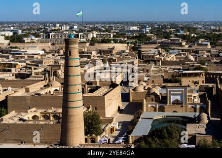 Erhöhter Blick auf (Innenstadt) Itchan Kala, Chiwa. Chiwa (XIVa, Xīveh) ist eine Stadt in der Region Chorazm in Usbekistan. Die Stadt wurde gegründet Stockfoto