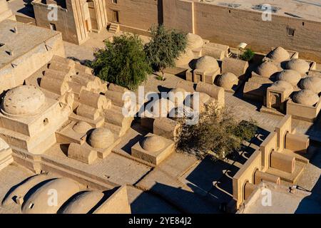 Erhöhter Blick auf die Islam-Chodja Madrassa in Itchan Kala (Innenstadt), Chiwa. Chiwa (XIVa, Xīveh) ist eine Stadt in der Region Chorazm in Usbek Stockfoto