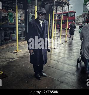 Elegant gekleideter, schwarzer Gentleman, der auf der Straße in Muswell Hill, London, steht Stockfoto