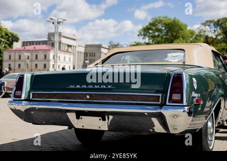 Minsk, Weißrussland, 30. Oktober 2024 – Oldtimer von Mercury parkt an der Straße, Rückansicht Stockfoto