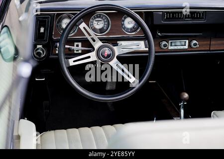 Minsk, Weißrussland, 30. Oktober 2024 - das Lenkrad des Autos Oldsmobile Vista Cruiser Stockfoto