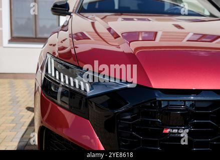 Minsk, Weißrussland, 30. Oktober 2024 - Scheinwerfer des Luxus-SUV Audi RS Q8 - modernes deutsches Auto Stockfoto