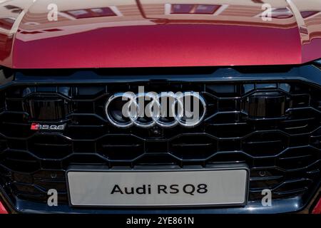 Minsk, Weißrussland, 30. Oktober 2024 – Premium Car Audi Q8 RS Frontkamera und Logo Marke Stockfoto