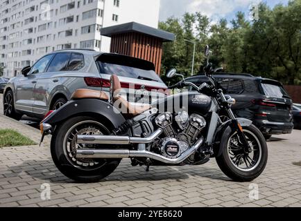 Minsk, Weißrussland, 30. Oktober 2024 - Profilansicht eines schwarzen indischen Pfadfindermotorrads, das auf der Straße geparkt ist Stockfoto