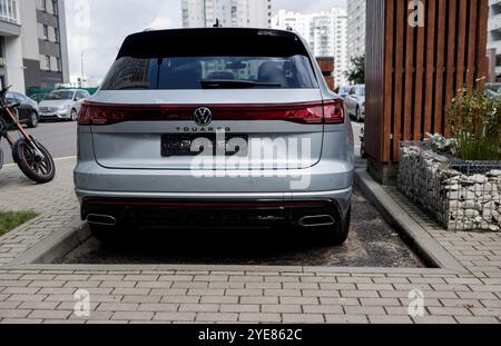 Minsk, Weißrussland, 30. Oktober 2024 - Rückansicht des modernen Volkswagen Touareg. Redaktionelles Foto Stockfoto