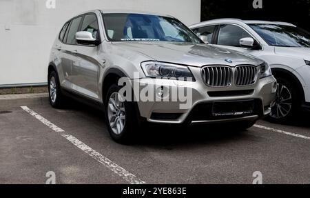 Minsk, Weißrussland, 30. Oktober 2024 - Luxusübersetzer BMW X3, Vorderansicht Stockfoto