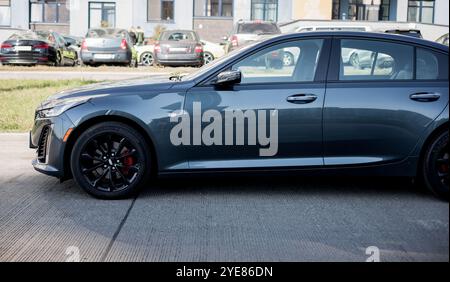 Minsk, Weißrussland, 30. Oktober 2024 - Seitenansicht Cadillac CT5 350T auf der Straße geparkt Stockfoto