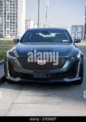 Minsk, Weißrussland, 30. Oktober 2024 – Cadillac CT5 350T parkt auf der Straße, Vorderansicht Stockfoto