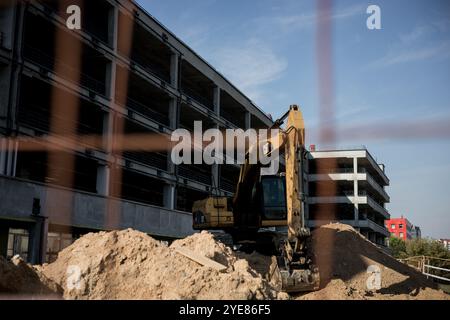 Minsk, Weißrussland, 30. Oktober 2024 - Cat-Baggerlader mit Rädern, gelber Bagger, Lader im Freien auf der Baustelle. Moderne caterpillar Stockfoto