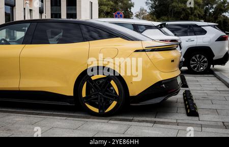 Minsk, Weißrussland, 30. Oktober 2024 - modernes Auto Zeekr 007 parkt auf der Stadtstraße Stockfoto