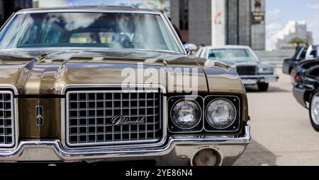 Minsk, Weißrussland, 30. Oktober 2024 - Scheinwerfer und Kühlergrill Oldsmobile Vista Cruiser Stockfoto