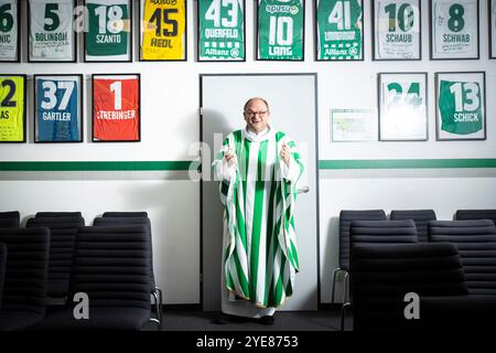 Im Inneren des Allianz-Stadions befindet sich ein Andachtsraum in dem Rapid-Fans den Bund des Lebens schließen und heiraten, ihre Kinder taufen lassen, Abschiede feiern, oder Teambuildings und Friedensgottesdienste durchführen. Im Bild: Der Rapid-Pfarrer Christoph Pelczar am Allianz-Stadion in Wien. 21. Oktober 2024 // im Allianz-Stadion befindet sich ein Oratorium, das von SK-Rapid-Fans für Heirat, Taufe oder Friedensdienste genutzt wird. Bild: Pastor des Fußballvereins SK Rapid Christoph Pelczar im Allianz-Stadion in Wien am 21. Oktober 2024. - 20241021 PD20478 Stockfoto