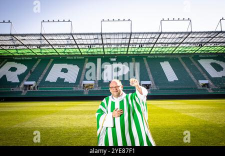 Im Inneren des Allianz-Stadions befindet sich ein Andachtsraum in dem Rapid-Fans den Bund des Lebens schließen und heiraten, ihre Kinder taufen lassen, Abschiede feiern, oder Teambuildings und Friedensgottesdienste durchführen. Im Bild: Der Rapid-Pfarrer Christoph Pelczar am Allianz-Stadion in Wien. 21. Oktober 2024 // im Allianz-Stadion befindet sich ein Oratorium, das von SK-Rapid-Fans für Heirat, Taufe oder Friedensdienste genutzt wird. Bild: Pastor des Fußballvereins SK Rapid Christoph Pelczar im Allianz-Stadion in Wien am 21. Oktober 2024. - 20241021 PD20483 Stockfoto