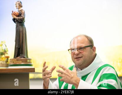 Im Inneren des Allianz-Stadions befindet sich ein Andachtsraum in dem Rapid-Fans den Bund des Lebens schließen und heiraten, ihre Kinder taufen lassen, Abschiede feiern, oder Teambuildings und Friedensgottesdienste durchführen. Im Bild: Der Rapid-Pfarrer Christoph Pelczar am Allianz-Stadion in Wien. 21. Oktober 2024 // im Allianz-Stadion befindet sich ein Oratorium, das von SK-Rapid-Fans für Heirat, Taufe oder Friedensdienste genutzt wird. Bild: Pastor des Fußballvereins SK Rapid Christoph Pelczar im Allianz-Stadion in Wien am 21. Oktober 2024. - 20241021 PD20486 Stockfoto