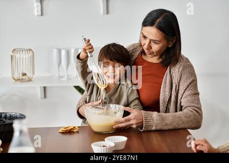 Eine fröhliche Familie verbindet sich in der Küche und bereitet köstliche Leckereien für die Weihnachtszeit zu. Stockfoto
