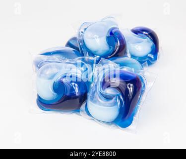 Kapseln zum Waschen von Waschmitteln zum Waschen von Wäsche in einer Waschmaschine isoliert auf weißem Hintergrund. Stockfoto
