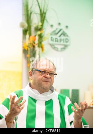 Im Inneren des Allianz-Stadions befindet sich ein Andachtsraum in dem Rapid-Fans den Bund des Lebens schließen und heiraten, ihre Kinder taufen lassen, Abschiede feiern, oder Teambuildings und Friedensgottesdienste durchführen. Im Bild: Der Rapid-Pfarrer Christoph Pelczar am Allianz-Stadion in Wien. 21. Oktober 2024 // im Allianz-Stadion befindet sich ein Oratorium, das von SK-Rapid-Fans für Heirat, Taufe oder Friedensdienste genutzt wird. Bild: Pastor des Fußballvereins SK Rapid Christoph Pelczar im Allianz-Stadion in Wien am 21. Oktober 2024. - 20241021 PD20487 Stockfoto