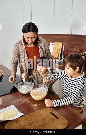 Eine Großmutter teilt festliche Backmomente mit ihren Enkeln und kreiert gemeinsam Feierlichkeiten. Stockfoto