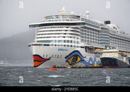 AIDAprima, Kreuzfahrt-Fotoeindruecke zum Thema Kreuzfahrt bei einer Kreuzfahrt nach Norwegen von Hamburg ueber Bergen, Geiranger, Alesund, Stavanger und wieder zurück nach Hamburg. AIDAprima im Hafen von Alesund, Norwegen Kreuzfahrt - AIDAprima *** AIDAprima, Kreuzfahrt Fotoimpressionen auf einer Kreuzfahrt nach Norwegen von Hamburg über Bergen, Geiranger, Alesund, Stavanger und zurück nach Hamburg AIDAprima im Hafen von Alesund, Norwegen Kreuzfahrt AIDAprima Stockfoto